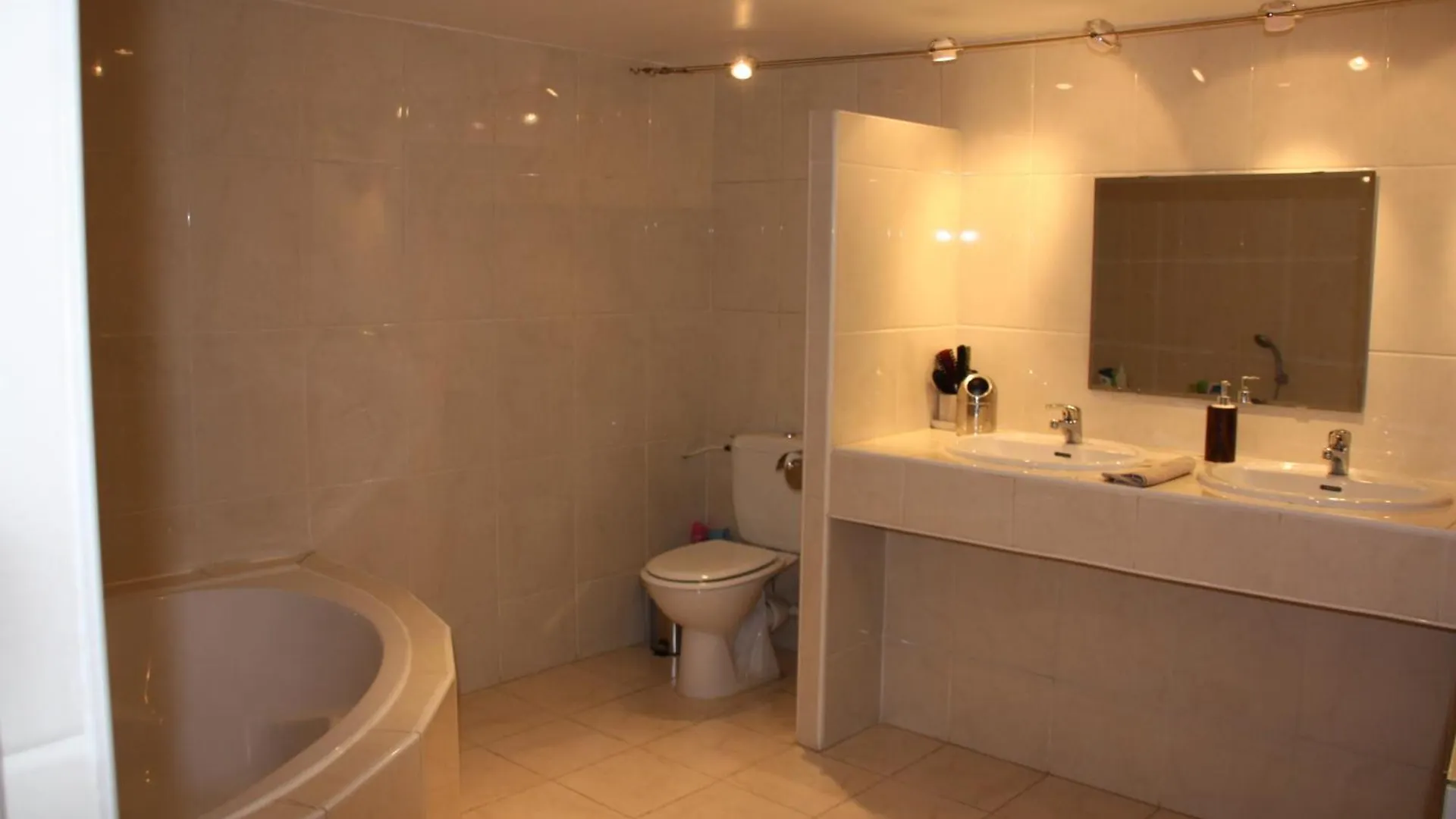 Petite Maison D'Hote Et Son Patio Au Pied De Notre-Dame Marseille Homestay