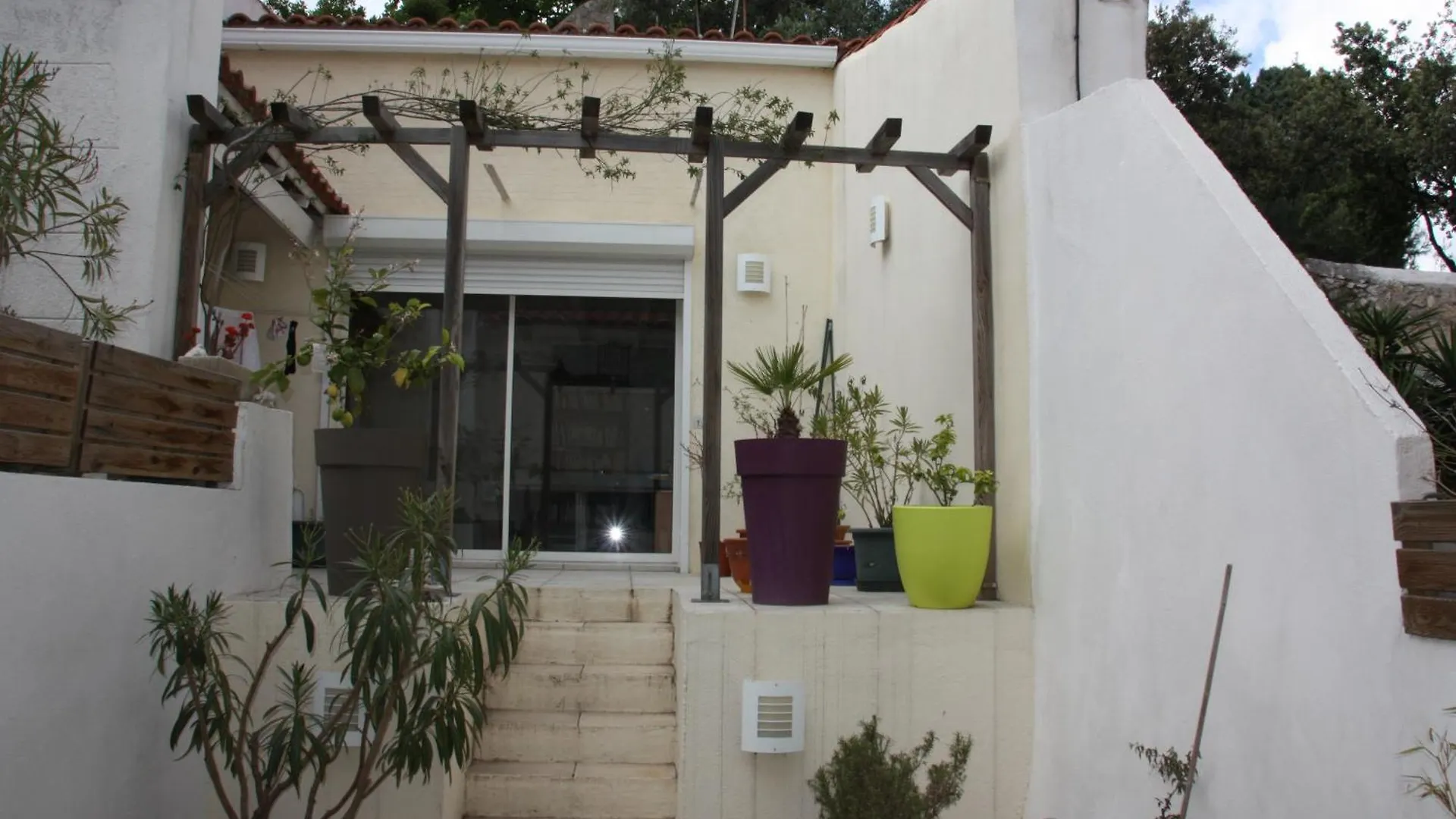 Petite Maison D\'Hote Et Son Patio Au Pied De Notre-Dame contacts